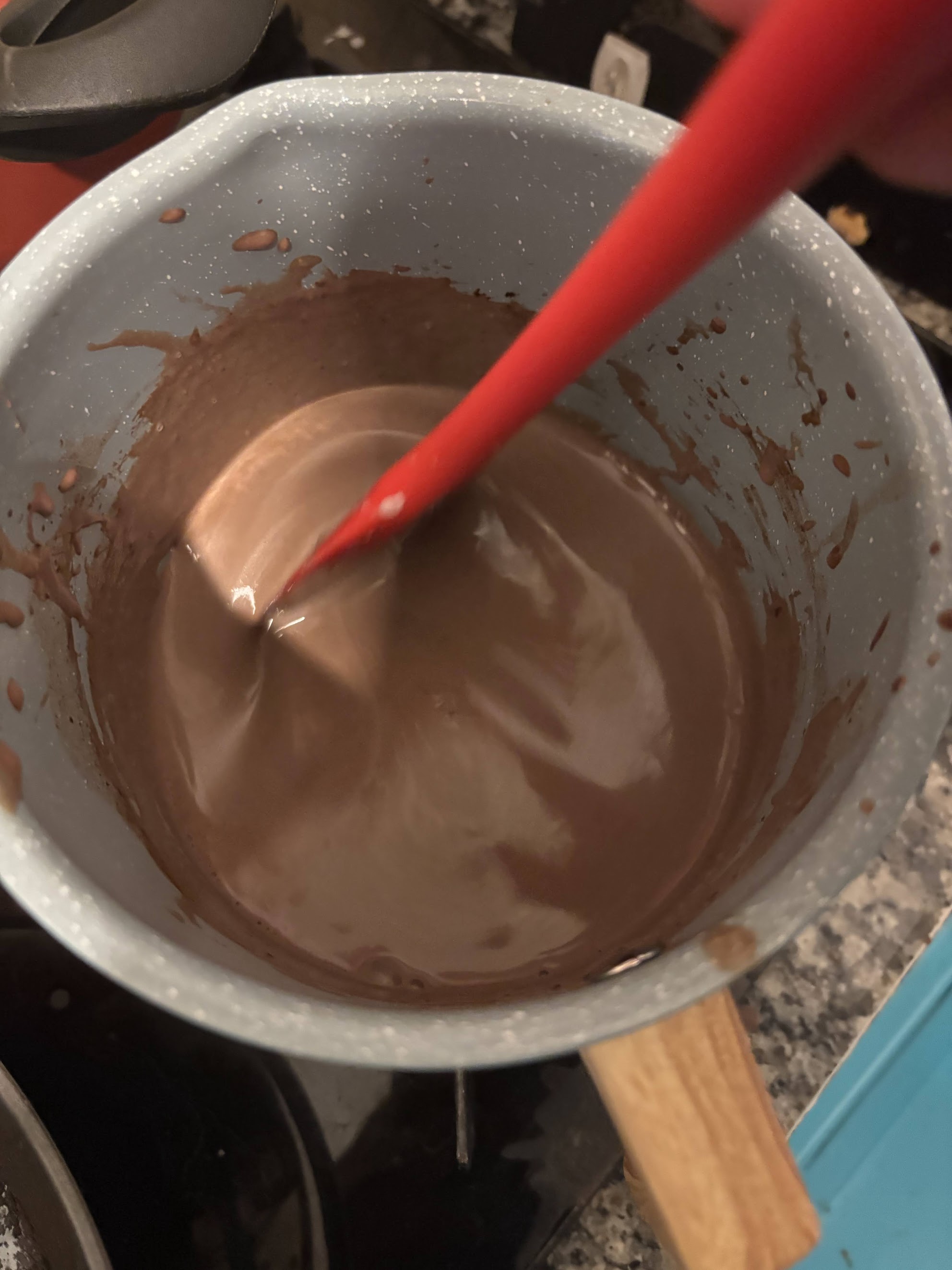 Chocolate quente sendo mexido na panela