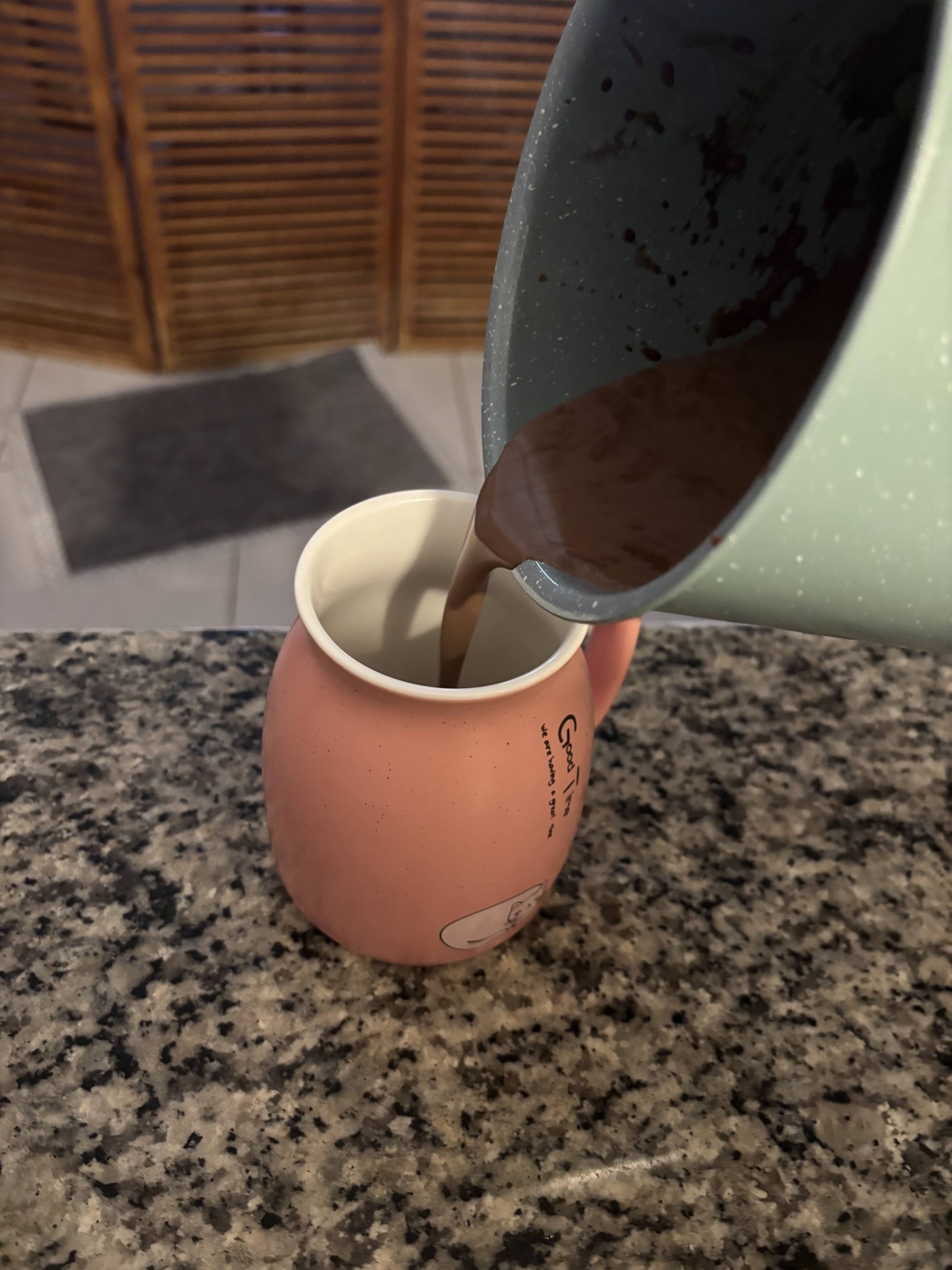 Chocolate quente sendo despejado na caneca
