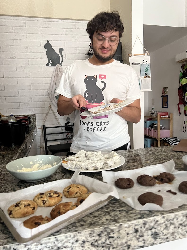 Vários doces sendo feitos, com destaque para os cookies