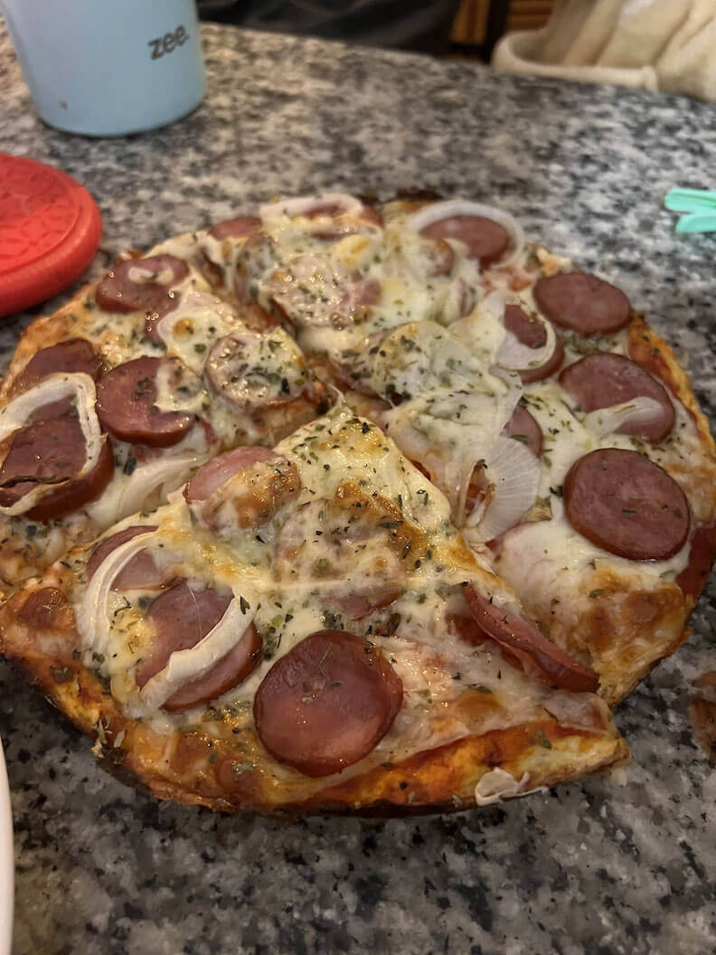 Pizza com massa de frango pronta.